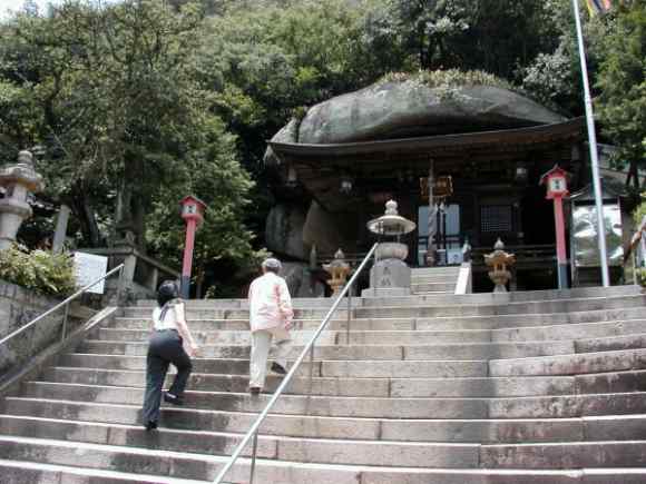 大きな岩の中に神社