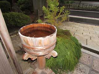 水を張った木の桶