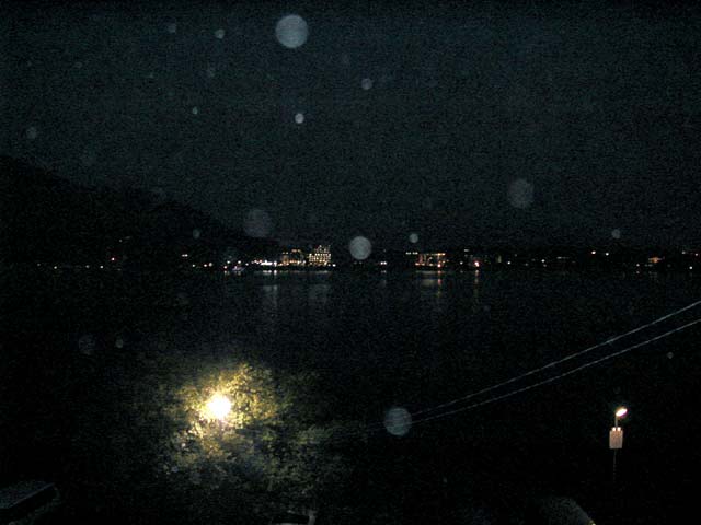 ホテルの窓から見た河口湖